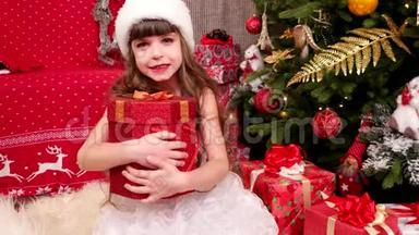 孩子喜欢<strong>圣诞</strong>节的礼物，小女孩在<strong>圣诞</strong>前夜在家里玩礼物，孩子狂欢节服装